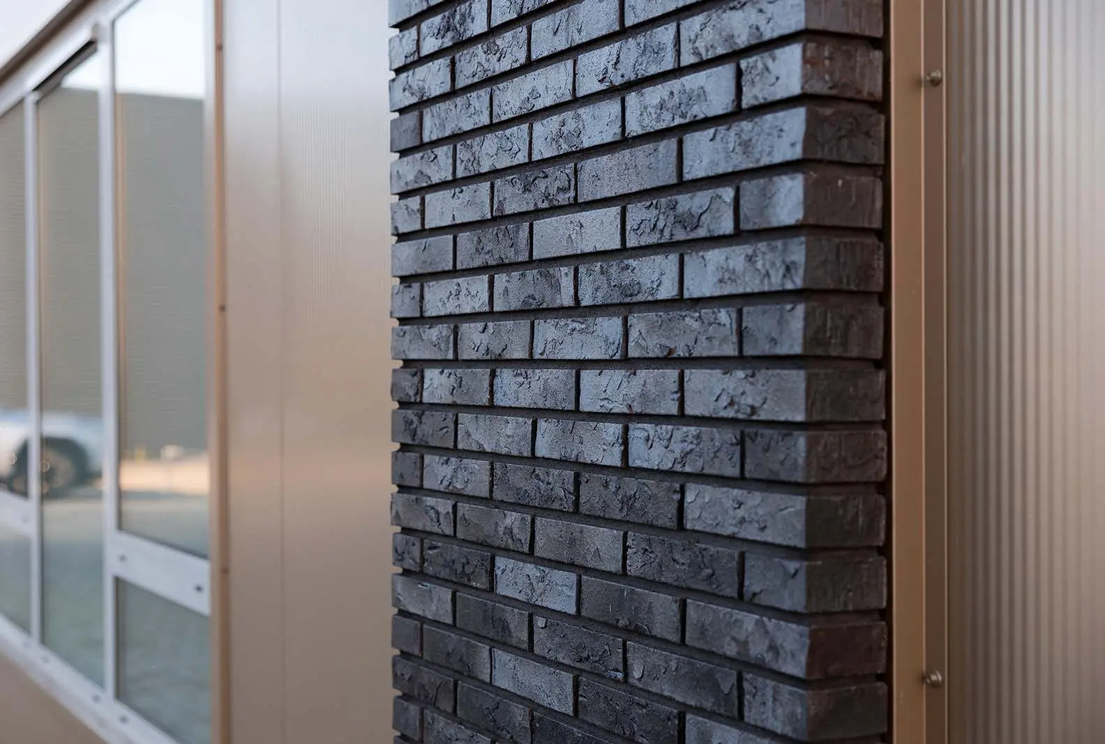 Detail van donker metselwerk
